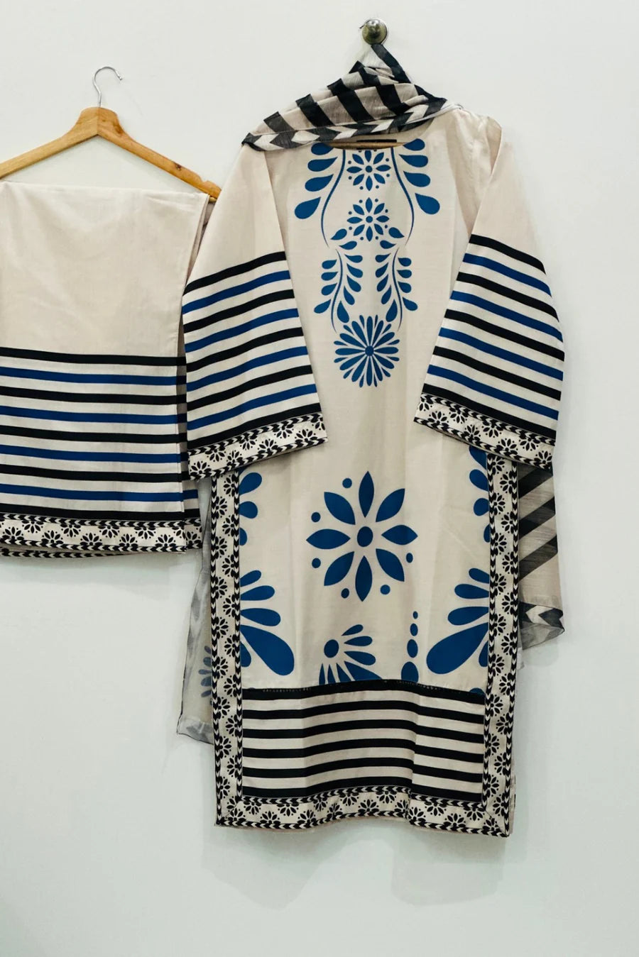 HOORAIN’S PRET PRINTED SLUB LAWN - 3 PC STITCHED