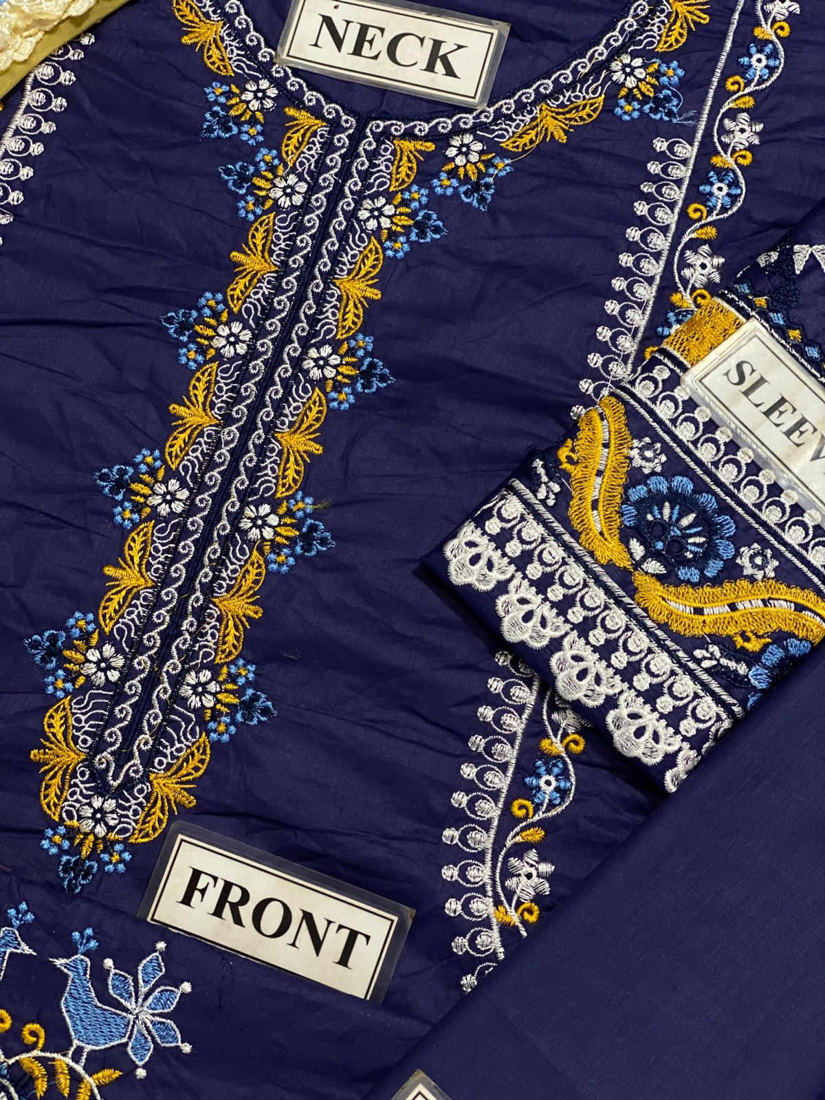 ZAHA LUXURY EMBROIDERED LAWN - 3 PC UNSTITCHED