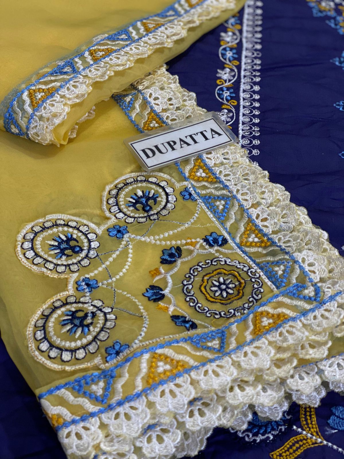 ZAHA LUXURY EMBROIDERED LAWN - 3 PC UNSTITCHED