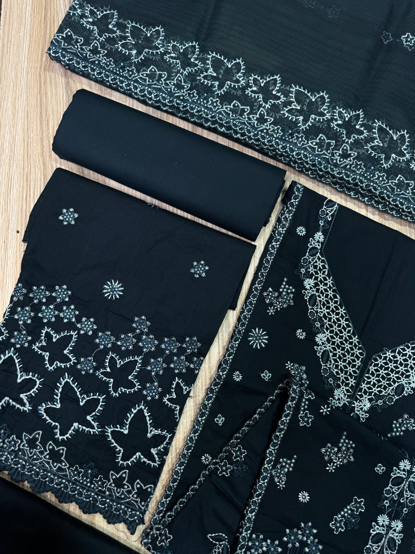 AFROZEH LUXURY EMBROIDERED LAWN - 3 PC UNSTITCHED