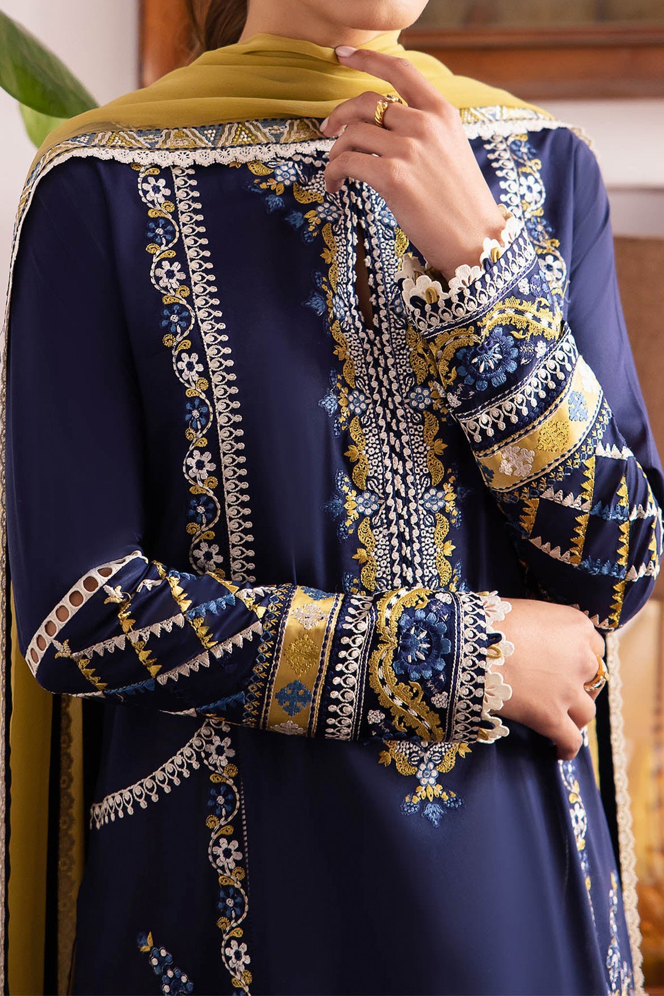 ZAHA LUXURY EMBROIDERED LAWN - 3 PC UNSTITCHED